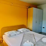 Front One Bedroom (adults Only) شقة