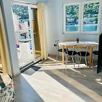 Front One Bedroom (adults Only) شقة