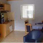 Front One Bedroom (adults Only) شقة *